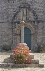Croix et porche de l\'église Saint-Martin - Néville